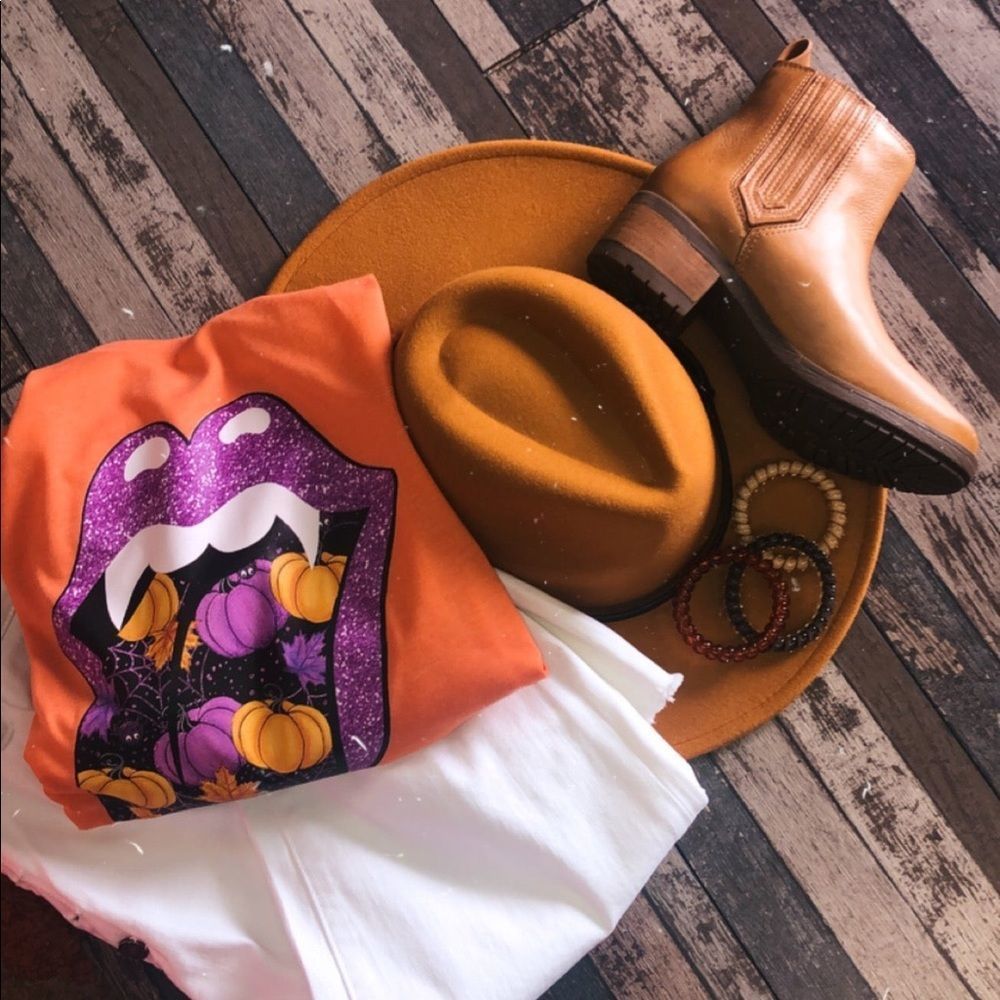 Pumpkin tongue tee 